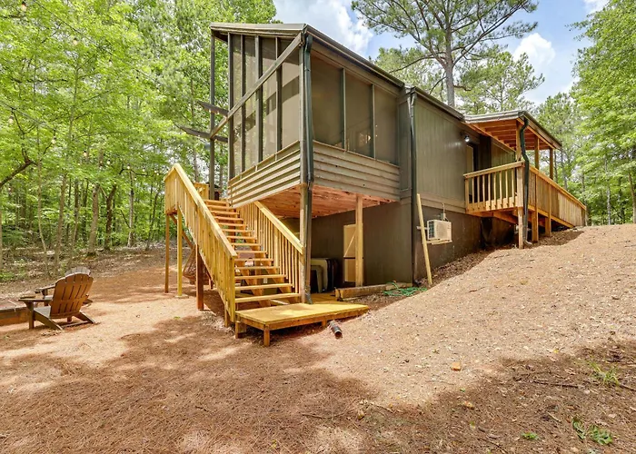 Family-Friendly Dadeville Cabin W/ Hot Tub & Porch