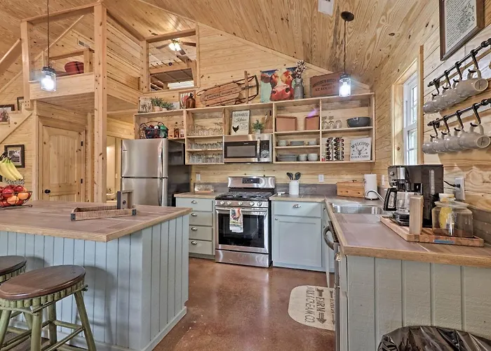 Peaceful Family Cabin On 10 Acres W/ Game Room!